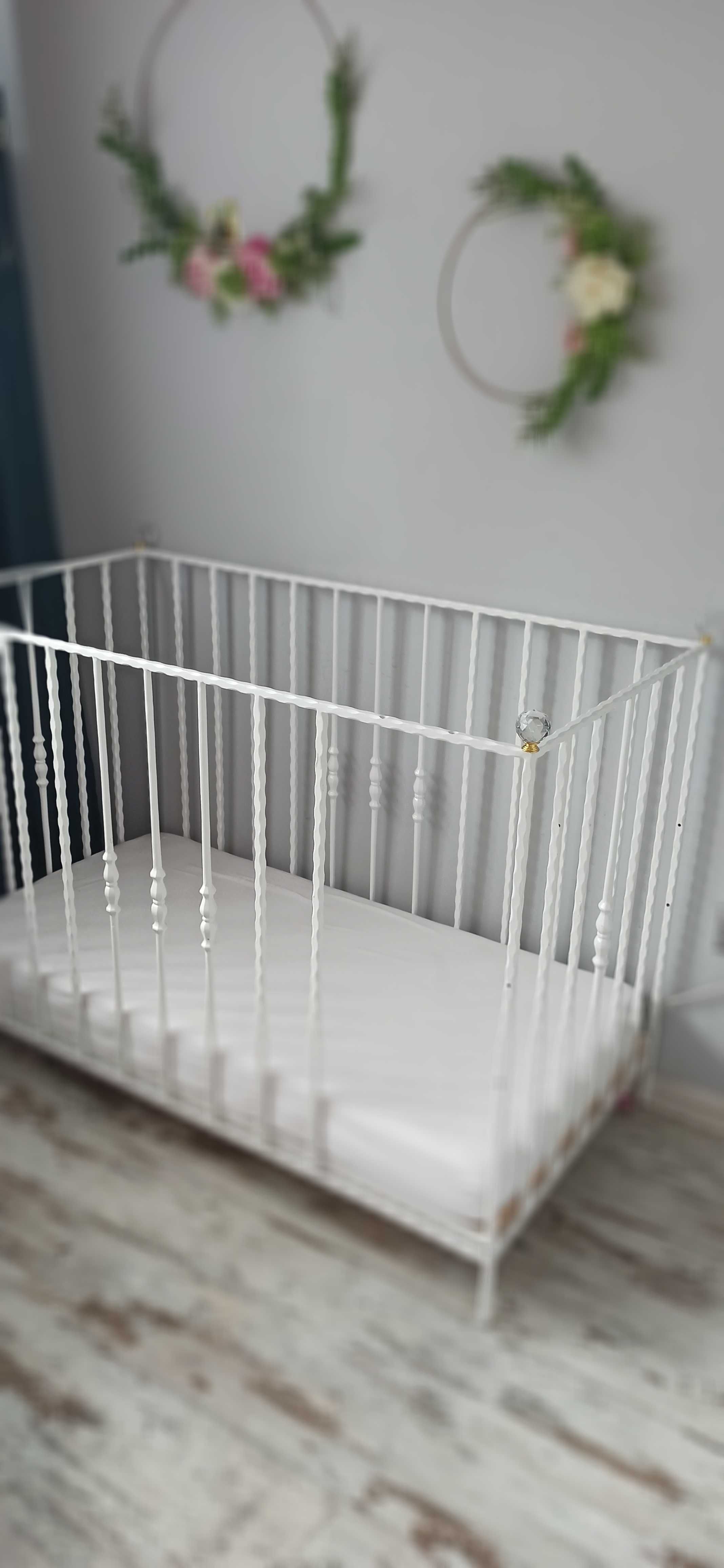 Stylizowane białe metalowe łóżeczko