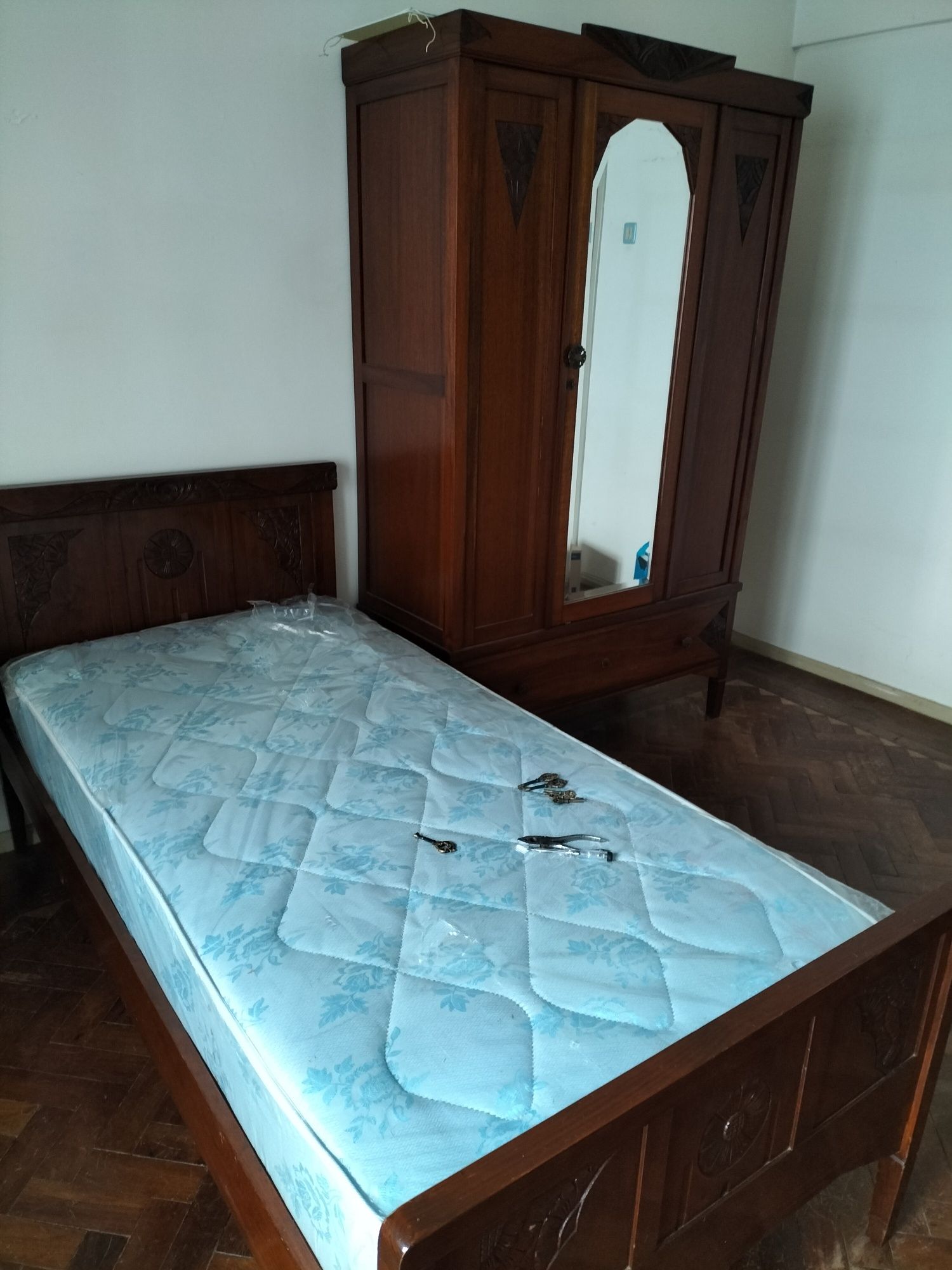 Mobília de quarto individual em cerejeira