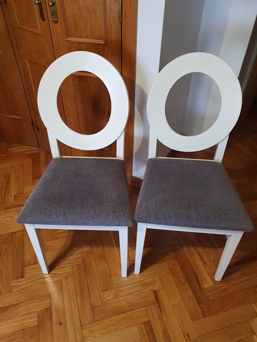 2 cadeiras madeira branca com estofo cinzento