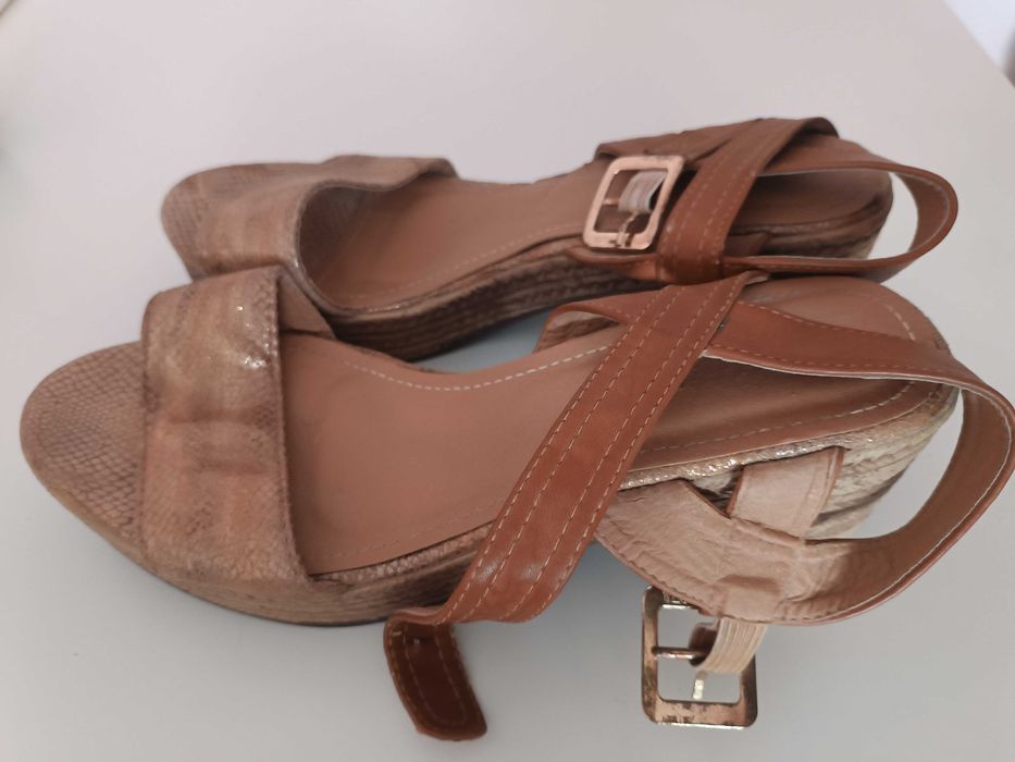 Sandálias de salto medio