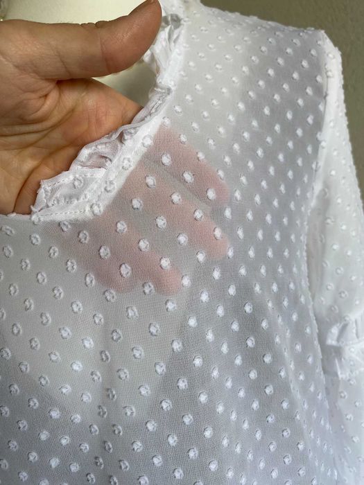 Biała żakardowa bluzka damska mgiełka jesień capsule wardrobe coquette