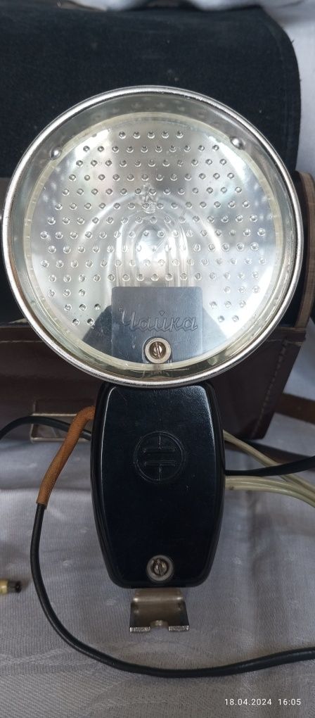 Stara lampa błyskowa ZORKI w torbie
