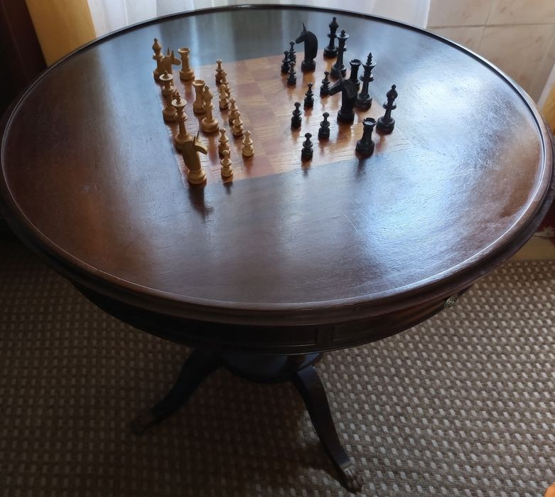 Mesa de jogos antiga