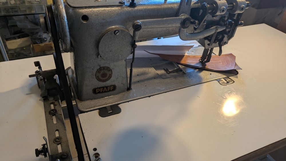 Máquina  costura triplo arrasto Pfaff 145 motor monofásico com revisão
