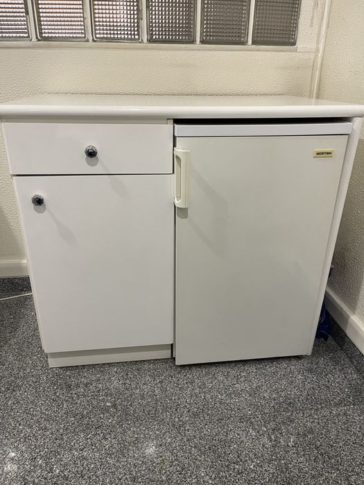 Movel com frigorifico e arrumacao