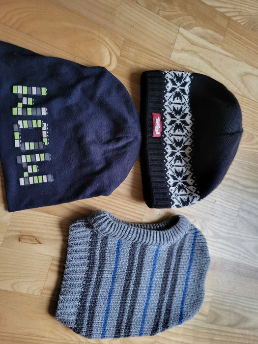 Zestaw trzech czapek na 6-8 lat