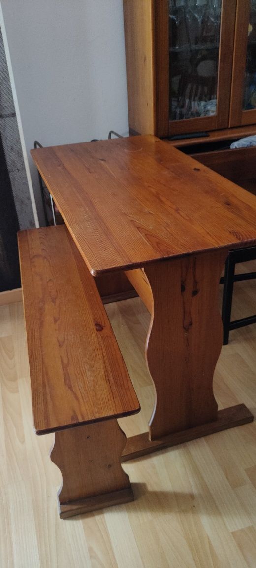 Mesa em madeira com banco