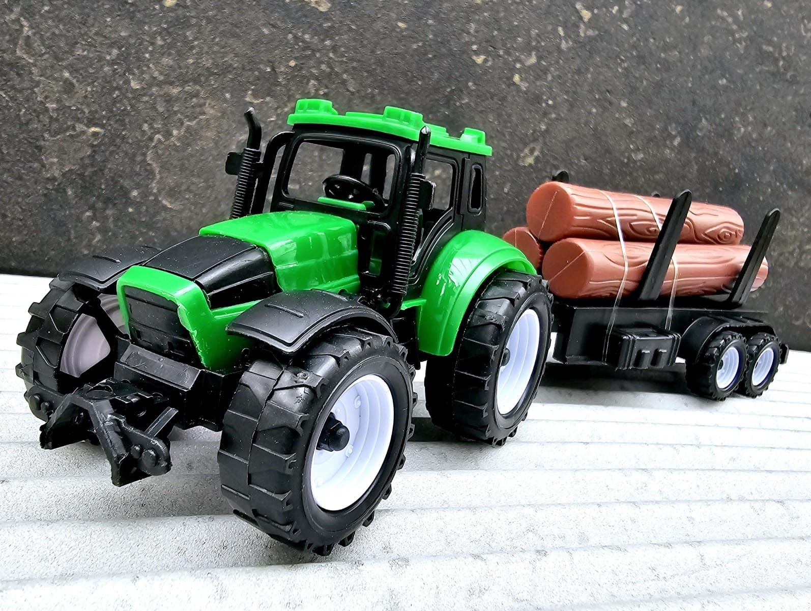 Nowy Traktor z przyczepą i drewnem - zabawki
