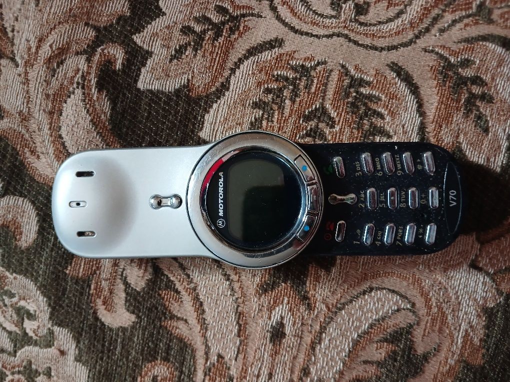 Телефон Motorola v70
