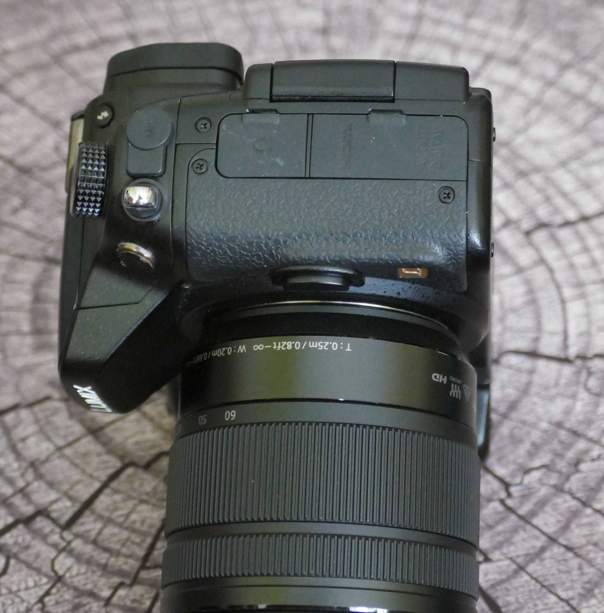 PANASONIC LUMIX DMC-GH3 z obiektywem oraz oryginalnym gripem