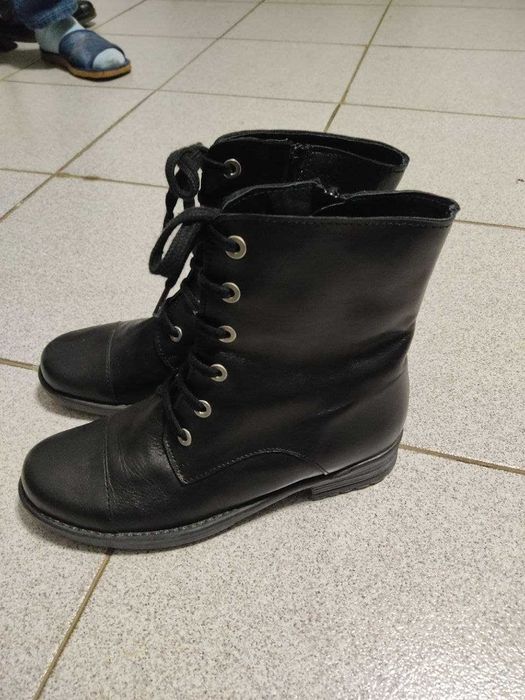 Botas rasas, com cordões e fecho NOVAS