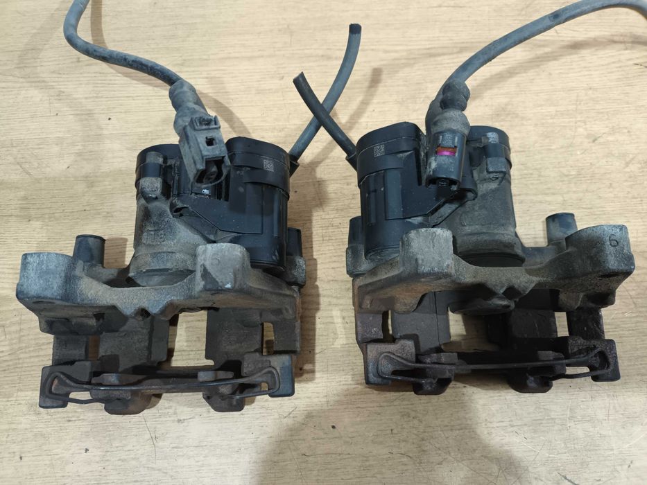 VW Passat B8 zacisk elektryczny jarzmo hamulcowy lewy tył tylny