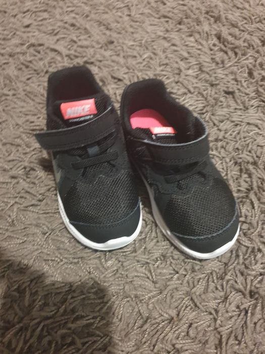Ténis nike de menina tamanho 23 impecáveis