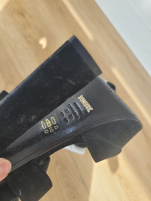 Sapatos Schutz em nobuk salto alto compensado