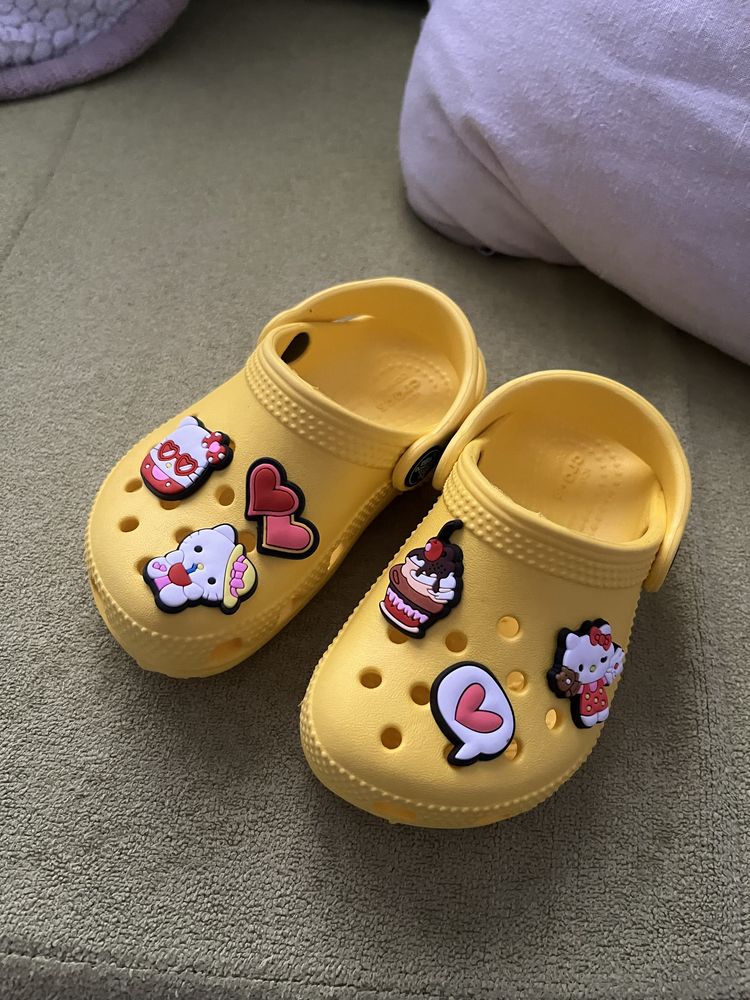 Przypinki do crocs