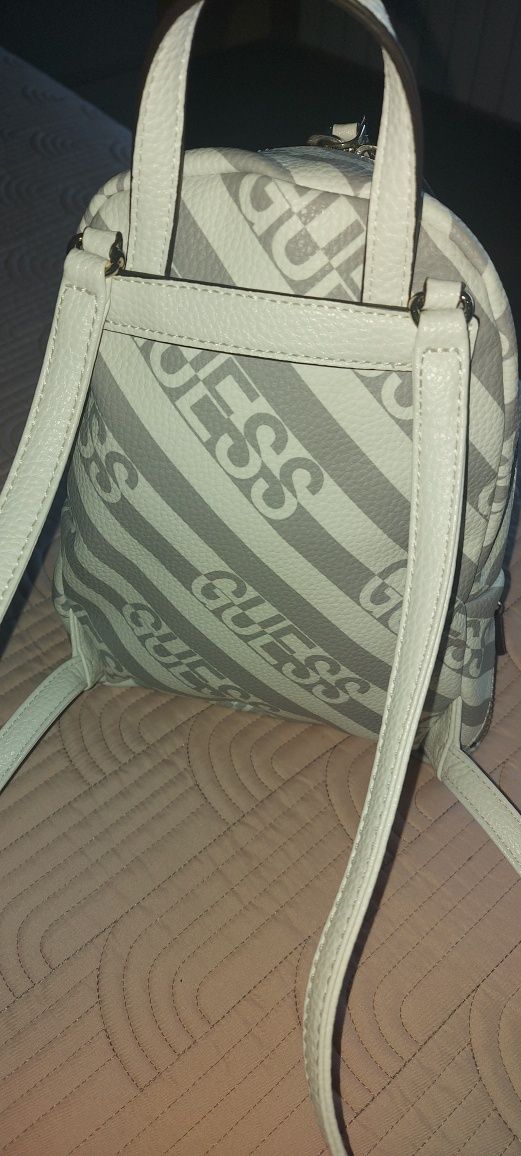 Mochila Guess (branca e cinza)