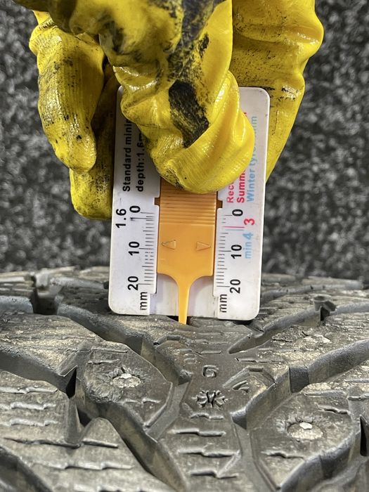 Продам Б/У шини Nokian 245/40R19 Hakkapeliitta 9