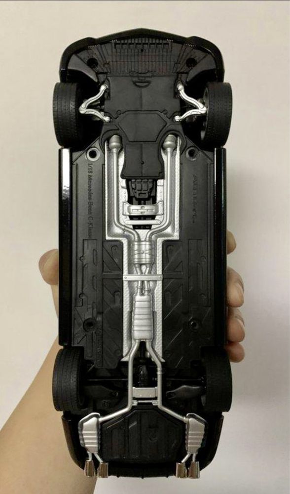 Модель 1/18 AUTOart Mercedes-Benz (W204) C63 AMG