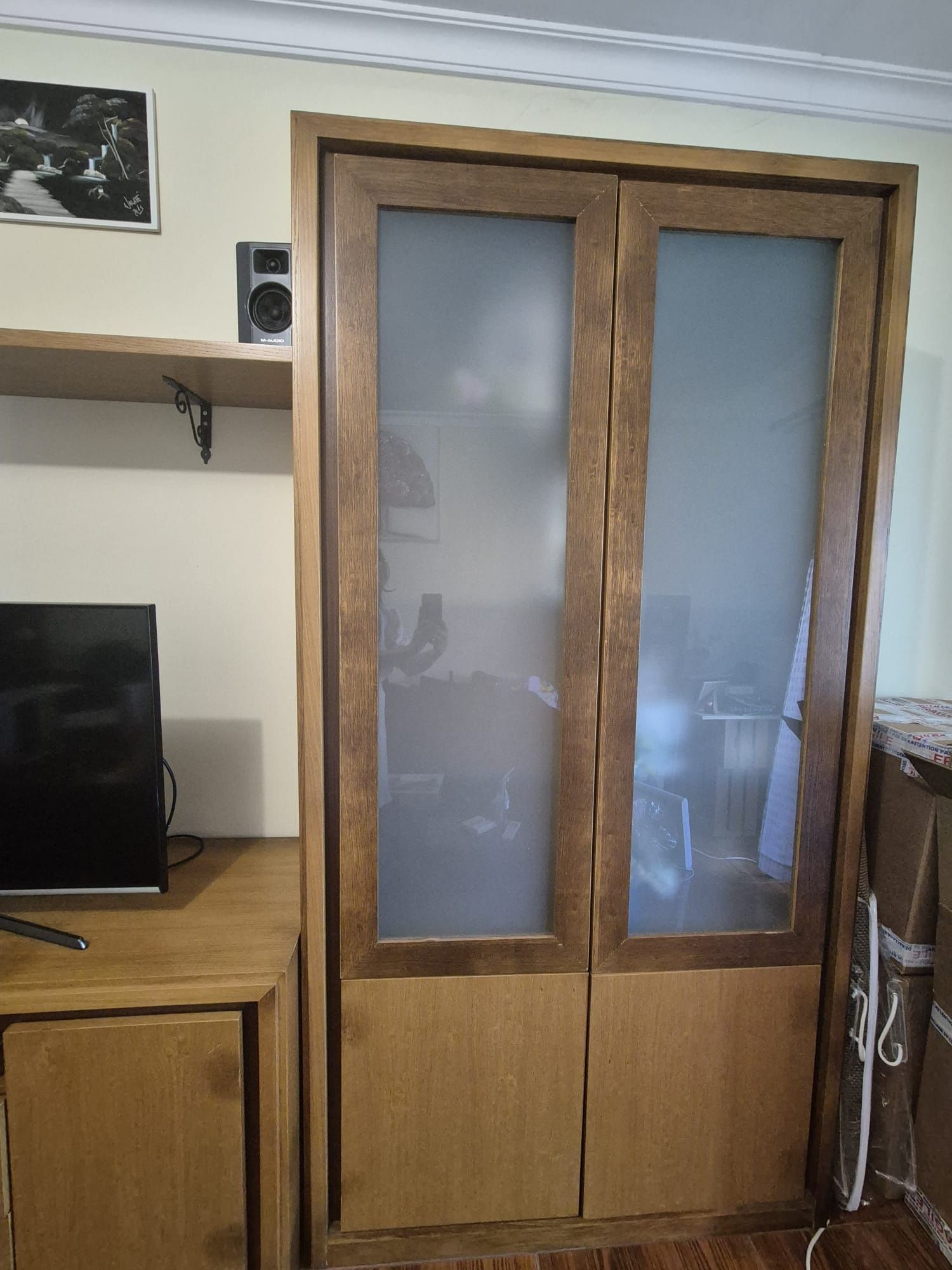 Estante de sala em carvalho.