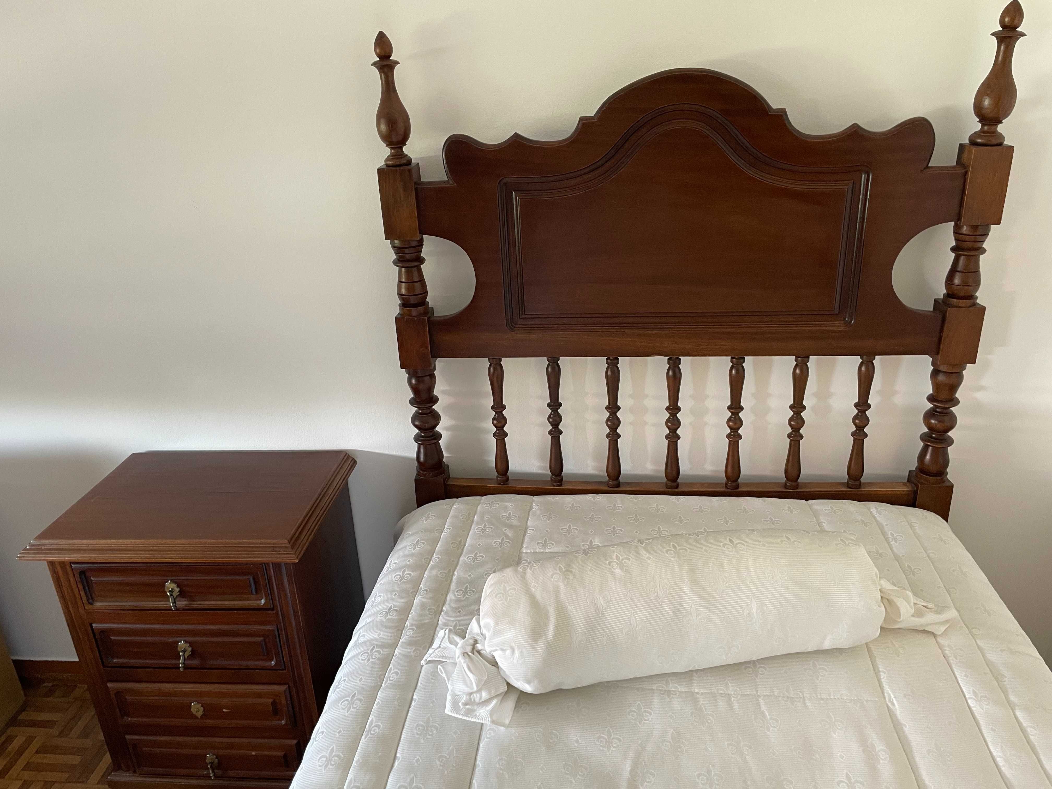Cama; Colchão; Estrado e Mesa de Cabeceira - SOLTEIRO
