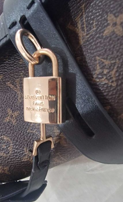 Mala nova com 2 alças tiracolo