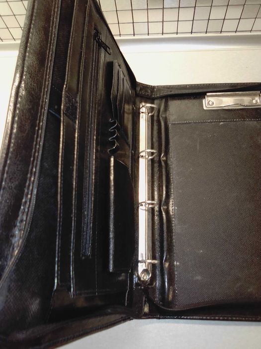 Teczka na dokumenty z wysuwanym uchem,przegródkami,klipsem na koszulki