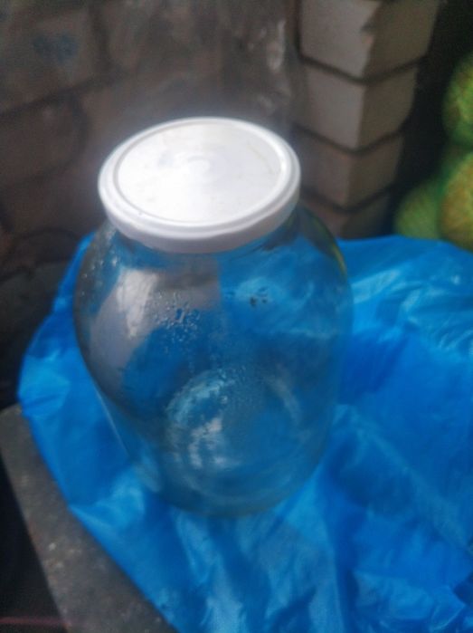 Банки трилітрові з гвинтівною кришкою