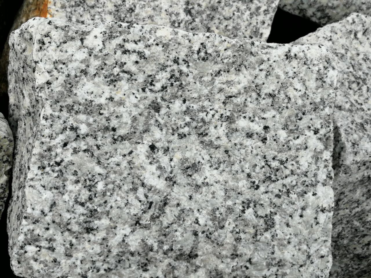 Kostka granitowa surowo łupana 17x20