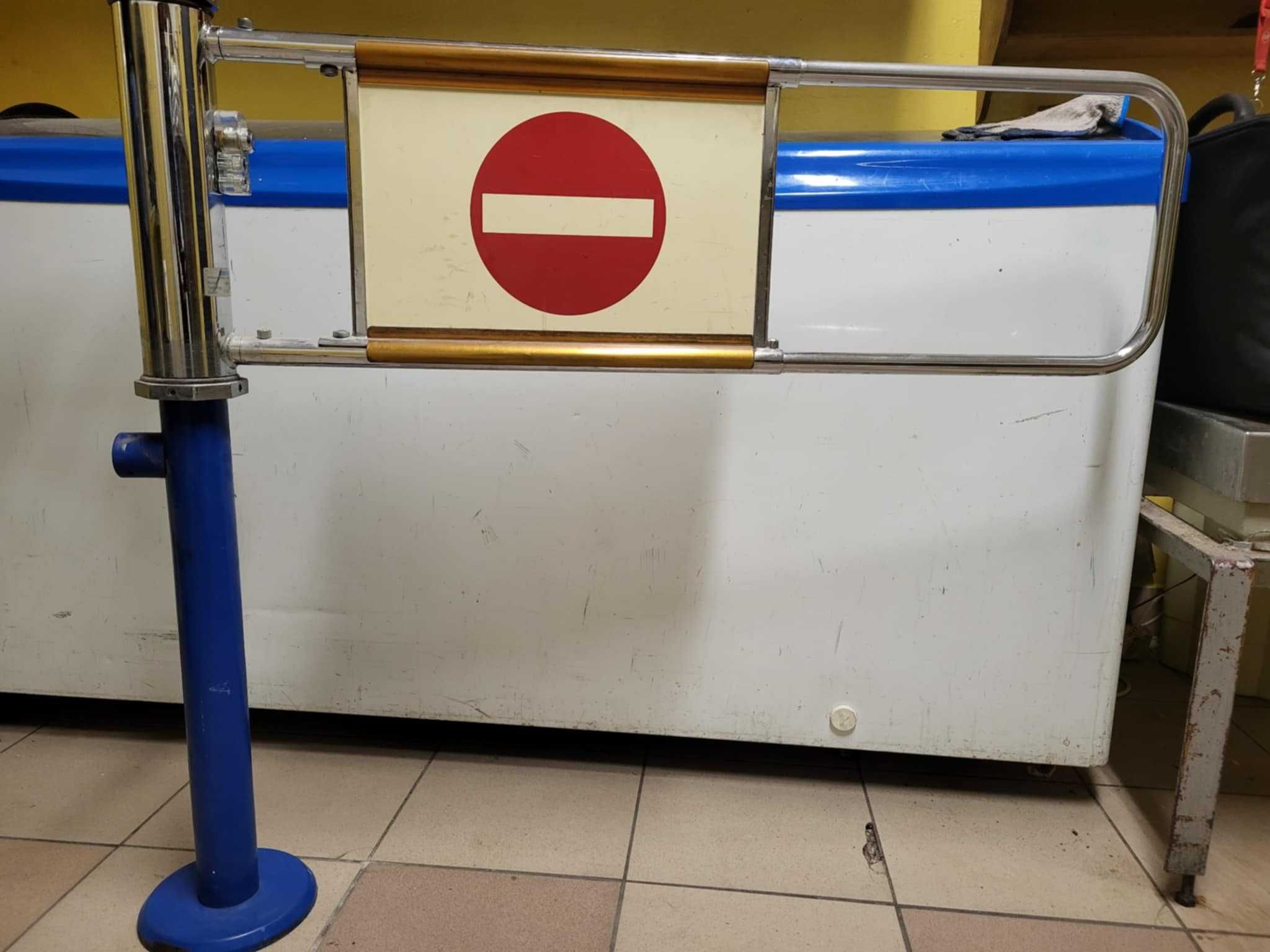 Punkt kasowy z taśmą