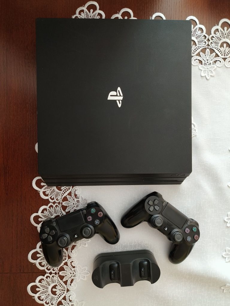 Play Station 4 Pro PS4 PRO + 2 Pady Dualshock 4 i Stacja Ładująca