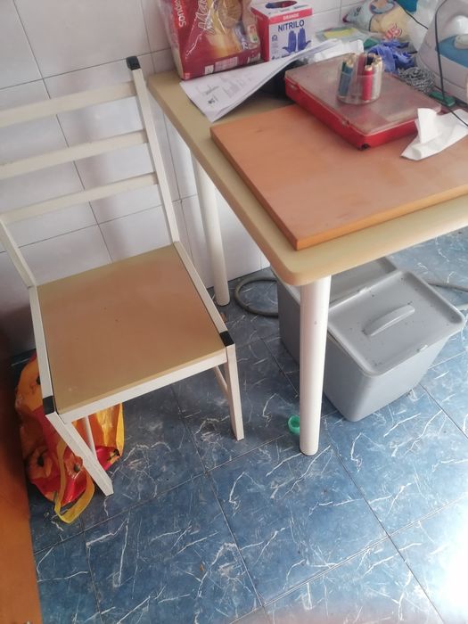 Mesa de cozinha e 4 cadeiras