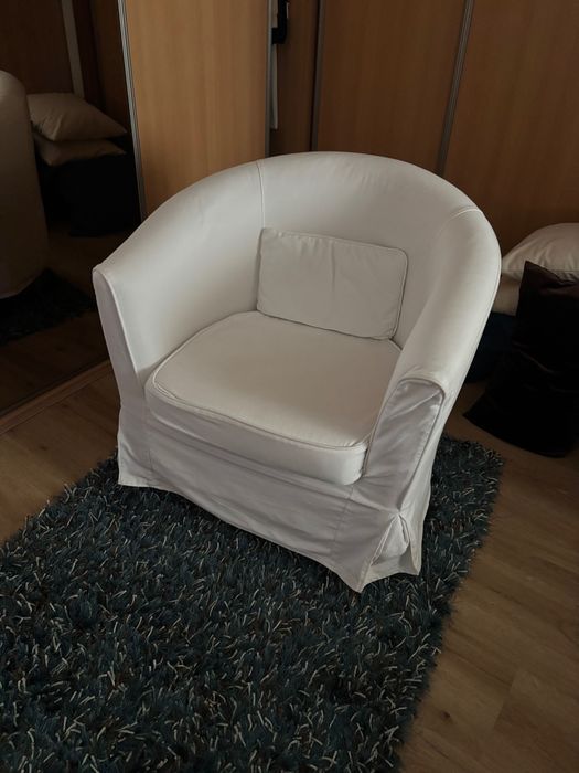 Poltrona com capa branca oferta capa extra em preto