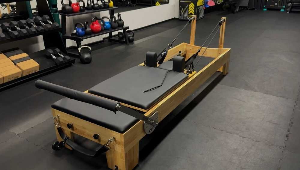 Reformer Pilates z drewna dębowego – profesjonalne łóżko Pilates