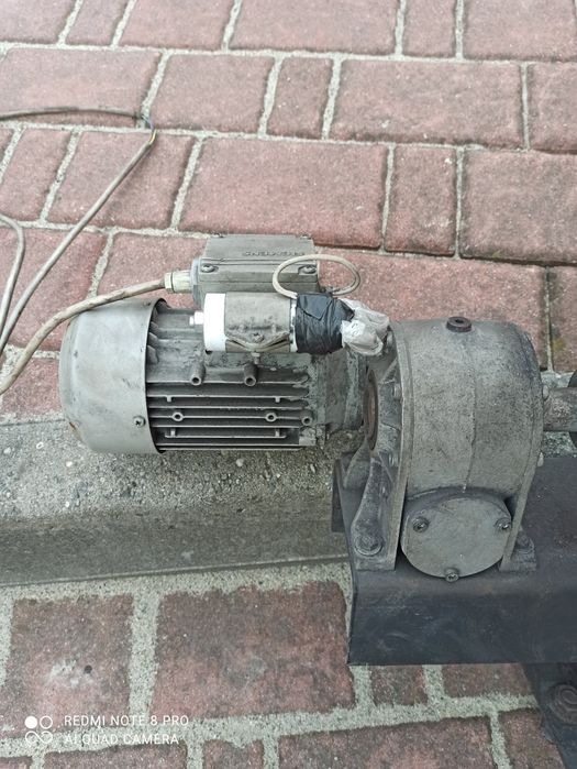 Podajnik ślimakowy do pieca na ekogroszek