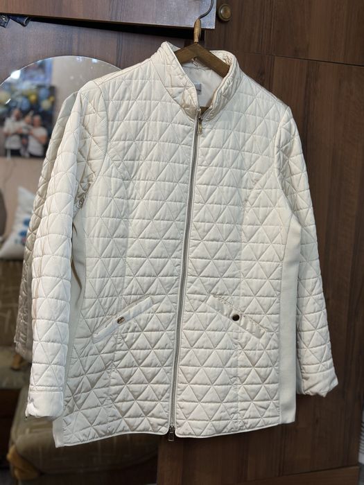 Жіноча куртка з резиночкою по бокам фірмова