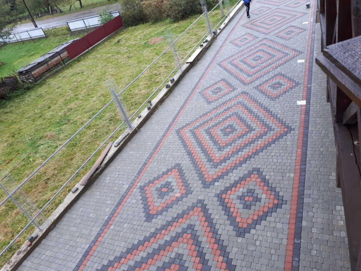 Ставимо бруківку та привозимо.Всі матеріали також.