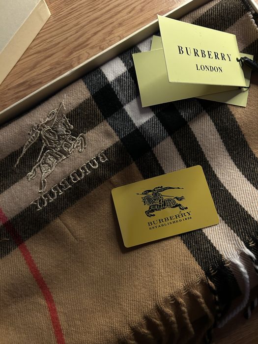 Stylowy i elegancki szalik w klasycznym wzorze kraty Burberry