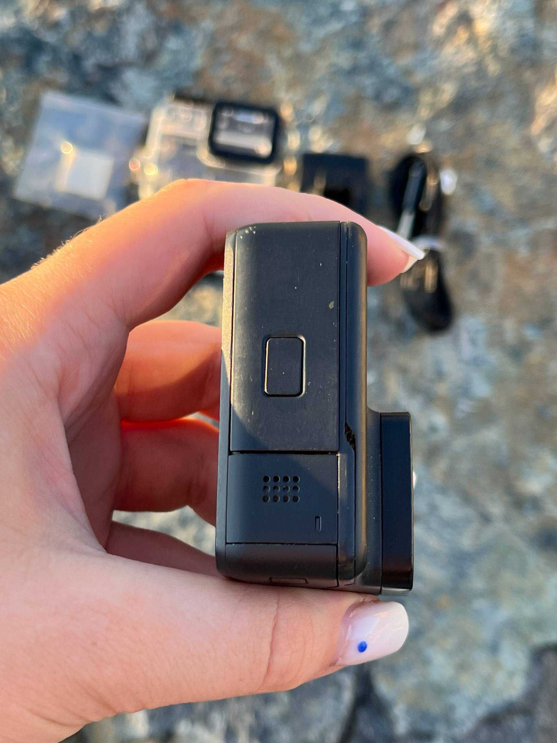 Екшн-камера GoPro HERO 7 Black з кріпленням на військовий шолом.