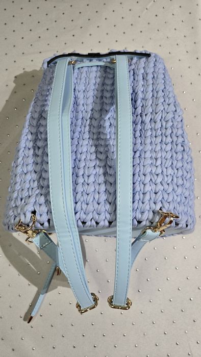 Ręcznie robiony plecak na szydełku.