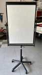 Quadro branco magnético duplo.