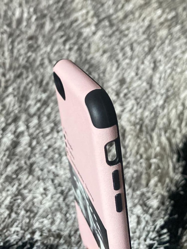 Różowe etui iPhone SE 2020 z grafiką czarne elementy