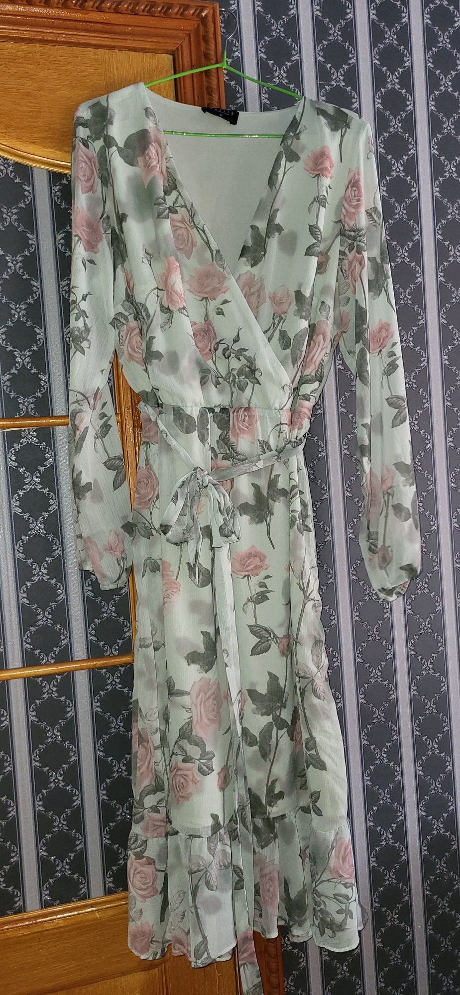 Платье нежное.волан по низу.розы шифон .Mohito L-XL