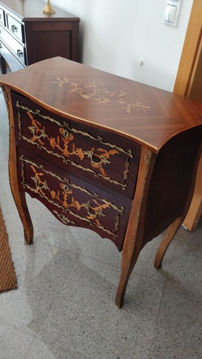 Conjunto de duas peças:  Cómoda e bar Luís XV