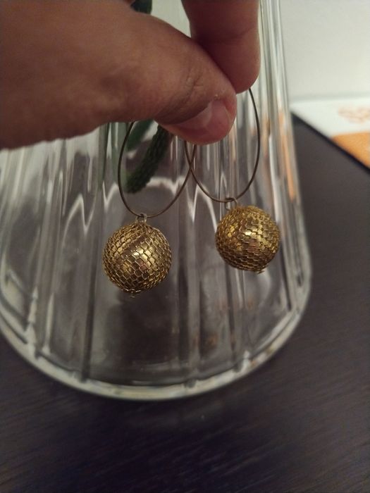 Brincos dourados elegantes e sofisticados