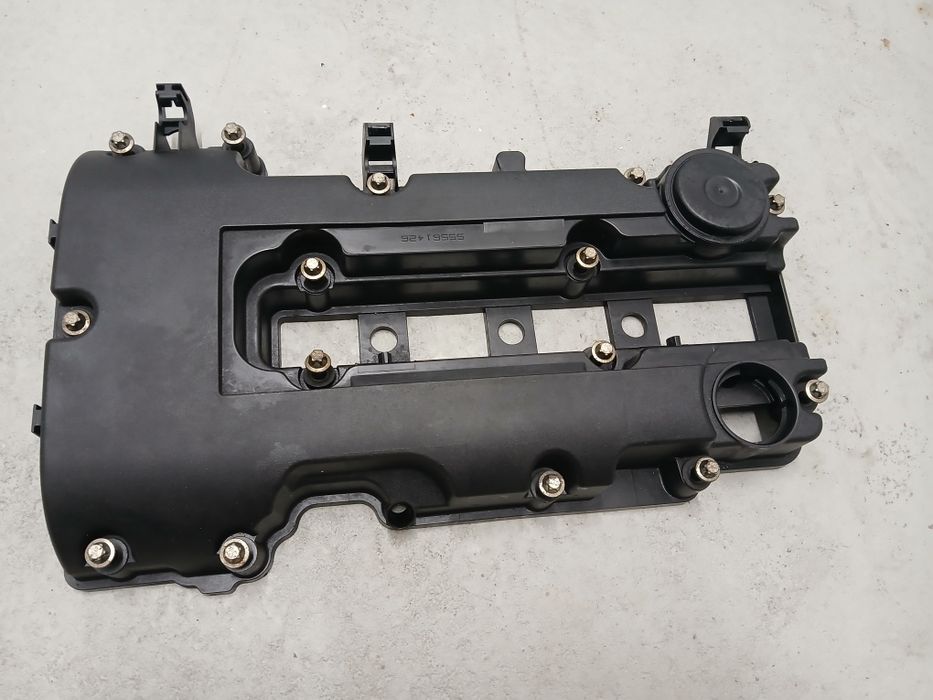 Pokrywa zaworów Opel Astra J