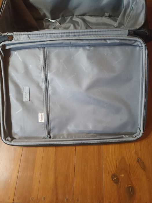 Продам новий чемодан(валіза) на колесах.