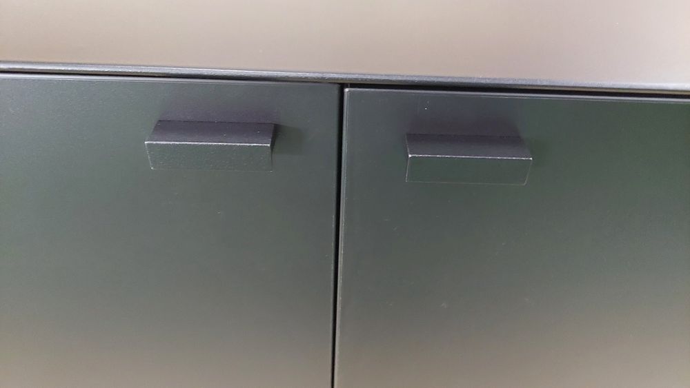 Armário metálico com portas abrir