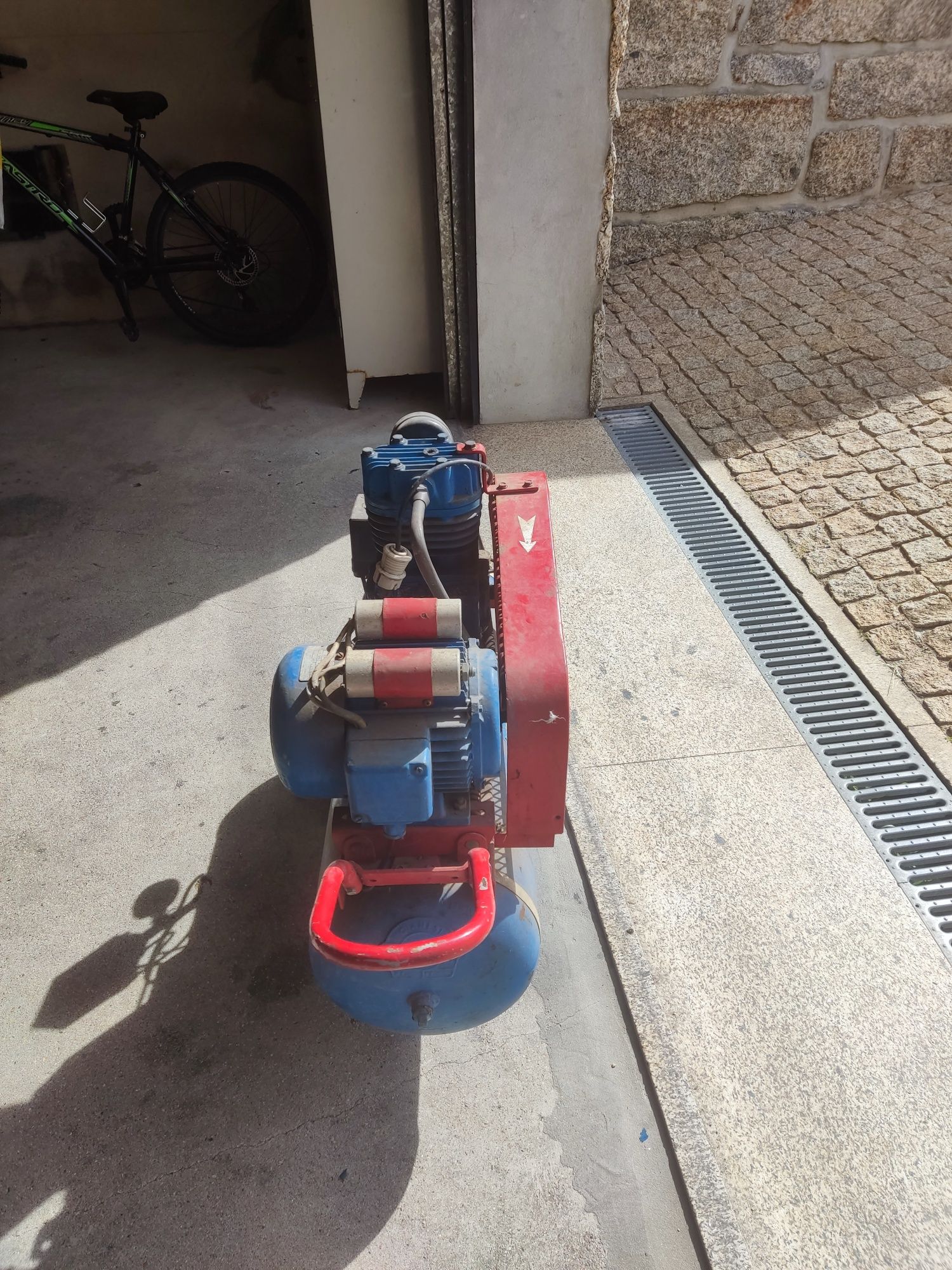 Compressor de correias monofásico em bom estado .