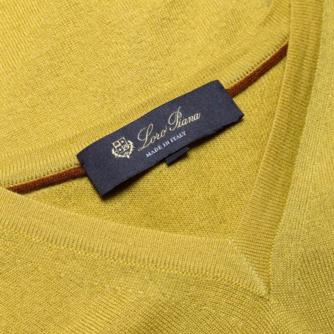 Loro Piana - Camisola 100% caxemira, gola em V, Cor amarela, tamanho M