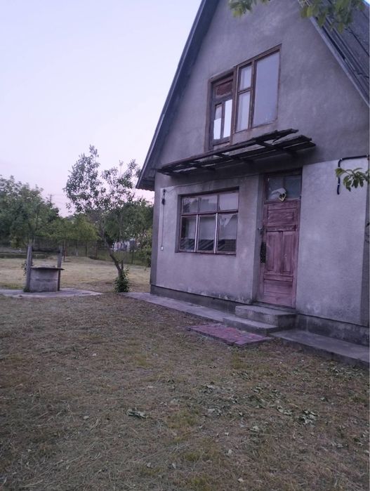 Дачний будинок та ділянку